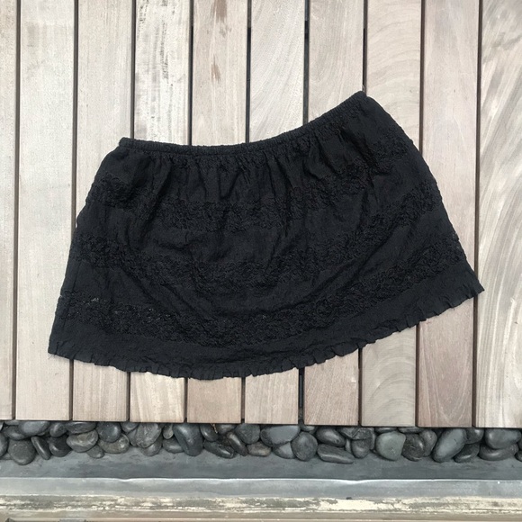 TOBI | Black Lace Mini Skirt with Lining - Picture 2 of 4